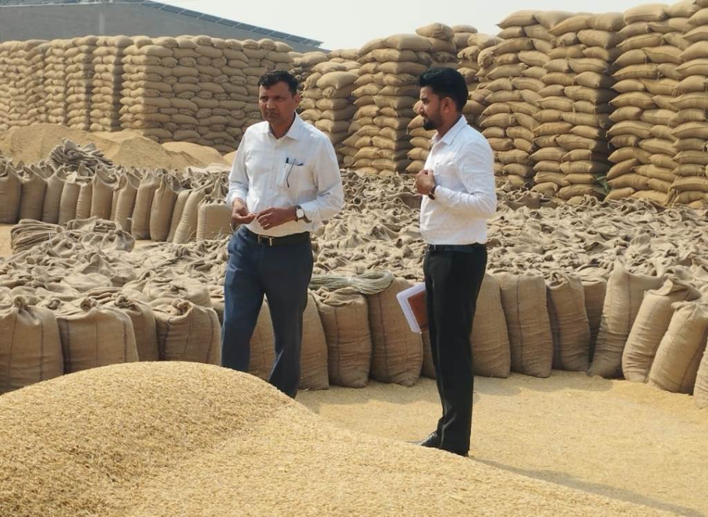 SubDivisional Magistrate Surendra Singh inspected grain markets and rice mills in the Ratia area
